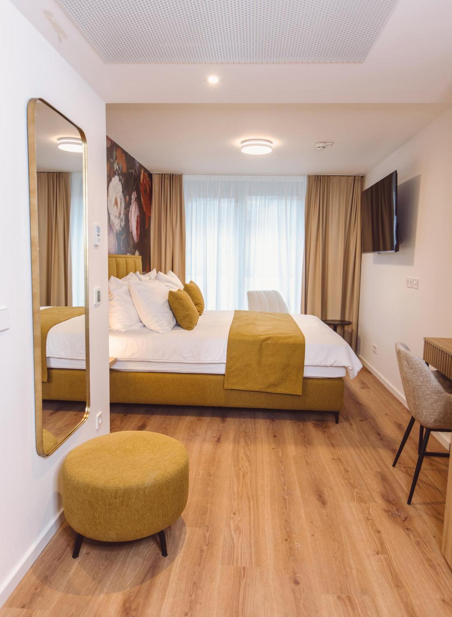 Hotel Am Rathaus Freiburg Bagian luar foto